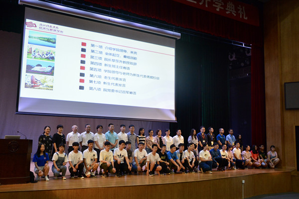 学院领导及老师为新生代表佩戴校徽合影_副本.jpg 学院领导及老师为新生代表佩戴校徽合影_副本.jpg
